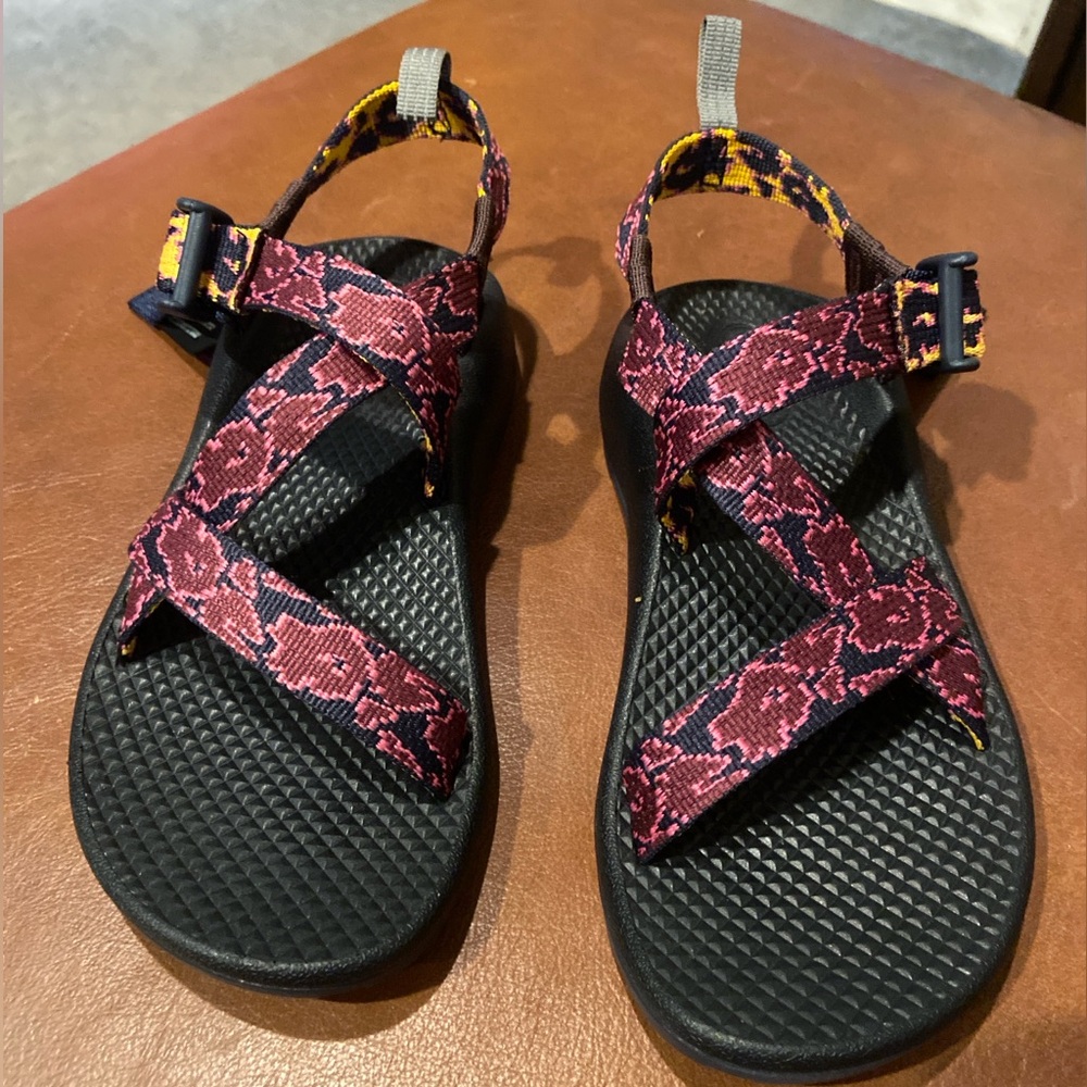 NWOT! Girls CHACO sandals Sz 2